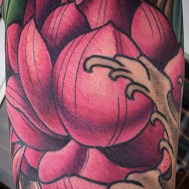 Detail of a piece by Terry Ribera @terryribera #japanesetattoo #lotustattoo #tattooistartmag #tattoosnob #tattooworkers #lotusflower